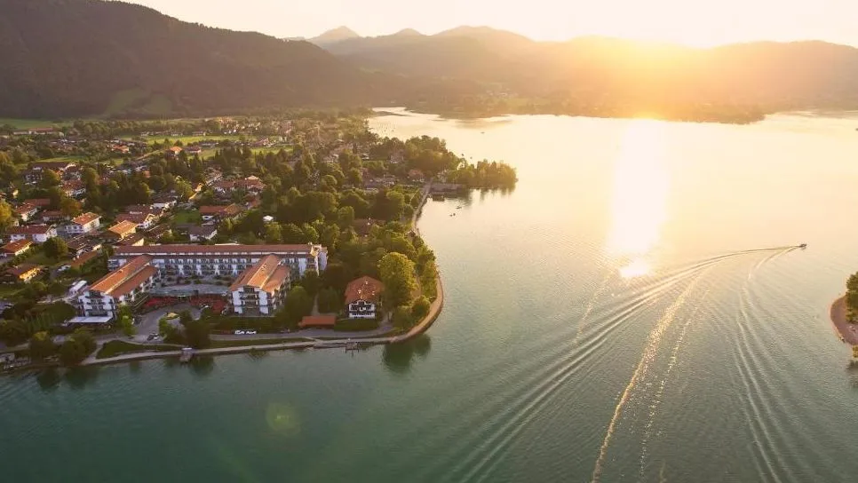Luxushotel am Wasser in Deutschland &ndash; Althoff Seehotel &Uuml;berfahrt am Tegernsee mit Panorama und direkter Seelage