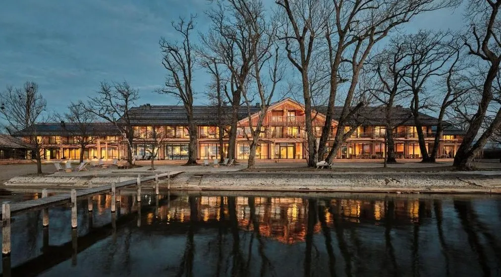 Luxushotel am Wasser in Deutschland &ndash; Chiemgauhof Lakeside Retreat direkt am Chiemsee mit Steg und Seeblick
