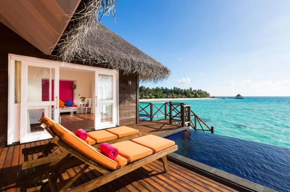 Luxuri&ouml;se Overwater-Villa auf den Malediven mit Infinity-Pool und Meerblick f&uuml;r exklusive Flitterwochen