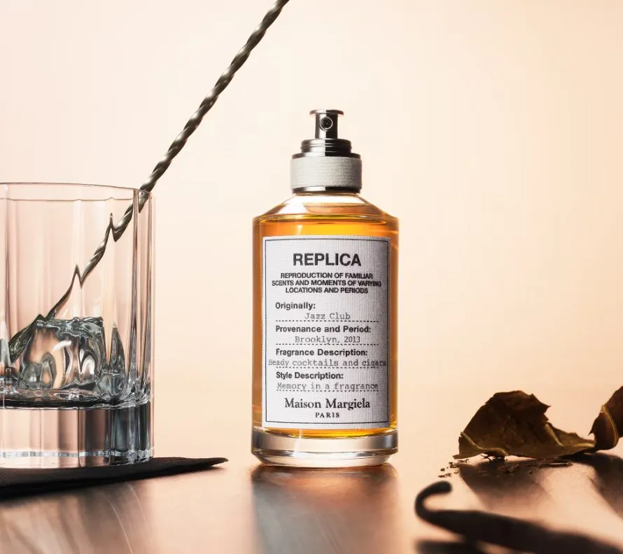 Maison Margiela Replica Jazz Club Parfumflakon auf Tisch neben Cocktailglas &ndash; Duft unter 60 Euro