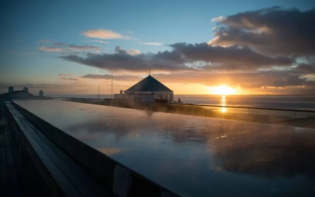 Luxushotel am Wasser in Deutschland &ndash; Rooftop-Pool im Hotel Seesteg auf Norderney mit Blick auf die Nordsee bei Sonnenuntergang