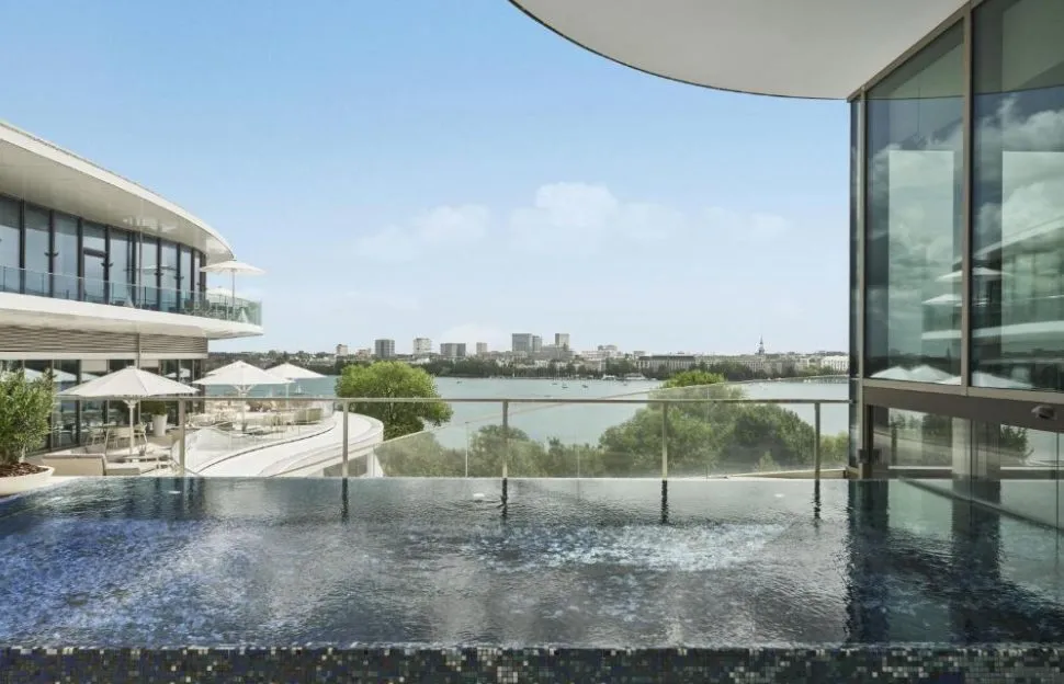 Luxushotel am Wasser in Deutschland &ndash; The Fontenay Hamburg mit Infinity-Pool und Blick auf die Au&szlig;enalster