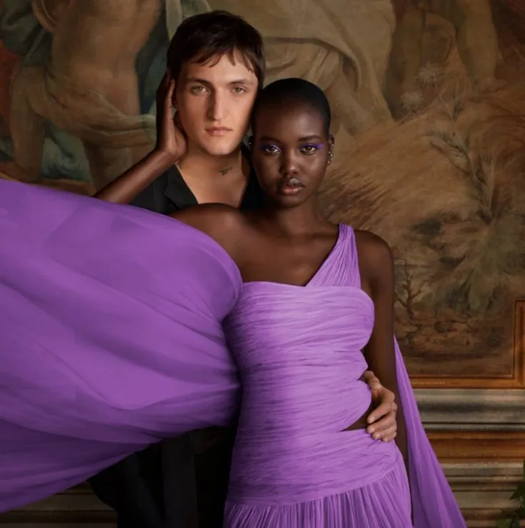 Model in violettem Couture-Kleid neben männlichem Model – Valentino Born in Roma Purple Melancholia Kampagnenmotiv