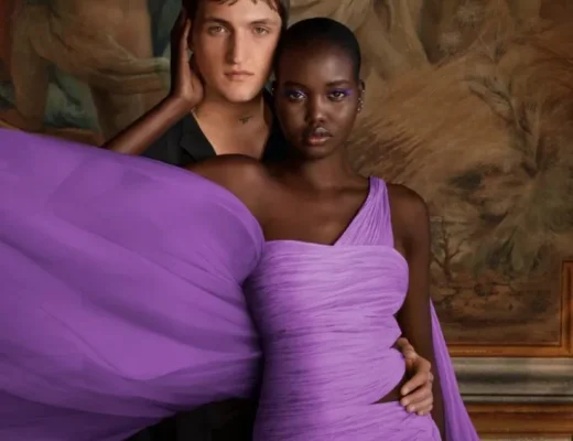 Model in violettem Couture-Kleid neben männlichem Model – Valentino Born in Roma Purple Melancholia Kampagnenmotiv