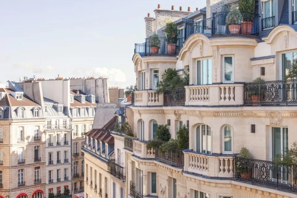 Elegantes Pariser Stadthaus mit Balkonen und Blick &uuml;ber die D&auml;cher von Paris w&auml;hrend stilvoller Flitterwochen
