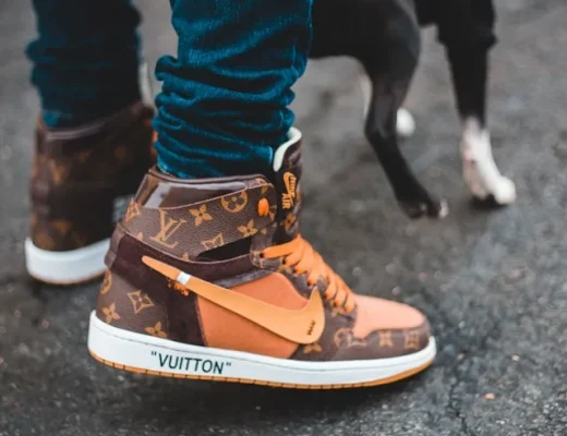 Ein Paar exklusive Sneaker mit Louis Vuitton-Muster