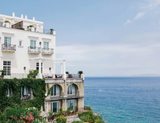 Elegante Villa am Meer auf einer Klippe mit Blick auf das türkisblaue Wasser Foto von Giulia Squillace auf Unsplash
