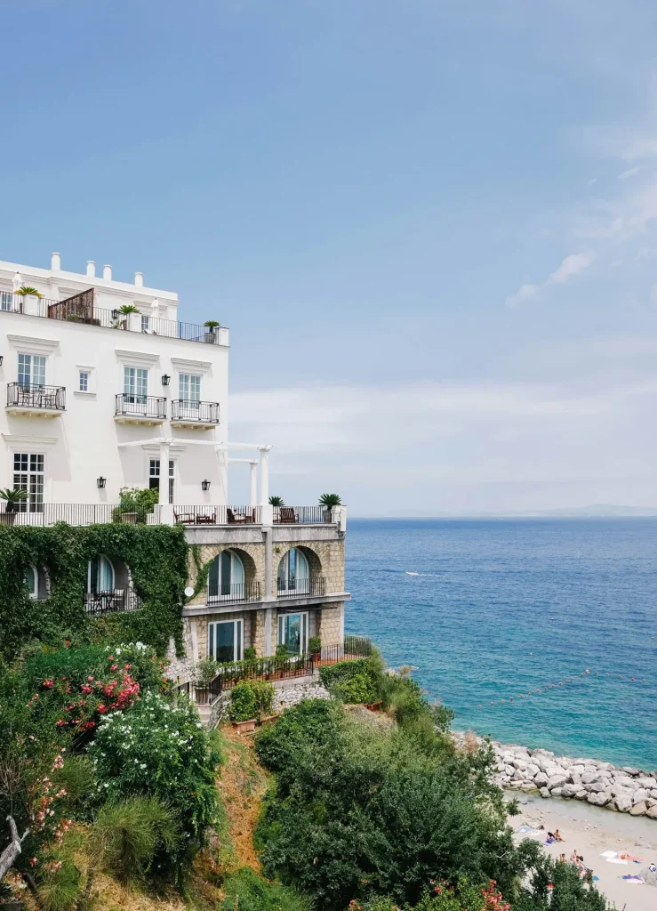Elegante Villa am Meer auf einer Klippe mit Blick auf das türkisblaue Wasser Foto von Giulia Squillace auf Unsplash