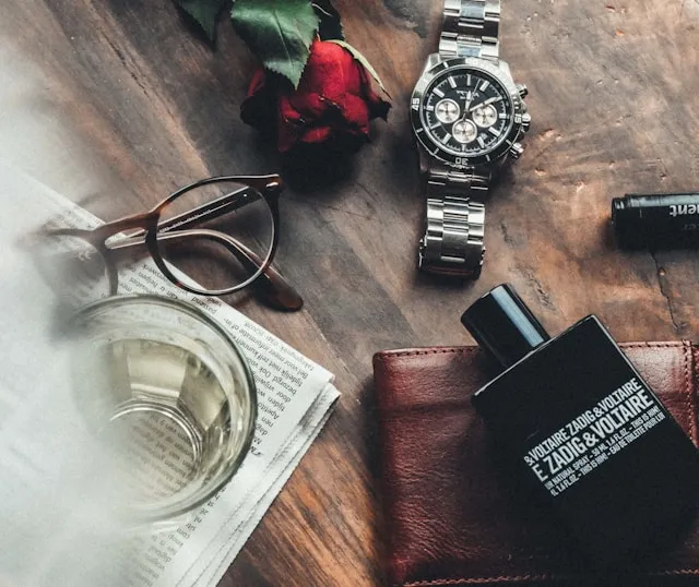 Quiet Luxury Accessoires für Männer mit Uhr, Leder und Parfum in ruhigem Lifestyle-Setting
