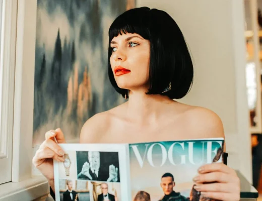 Frau mit präzisem schwarzem Box Bob und geradem Pony, eleganter kinnlanger Bob mit klarer Linie und starkem Statement-Look.