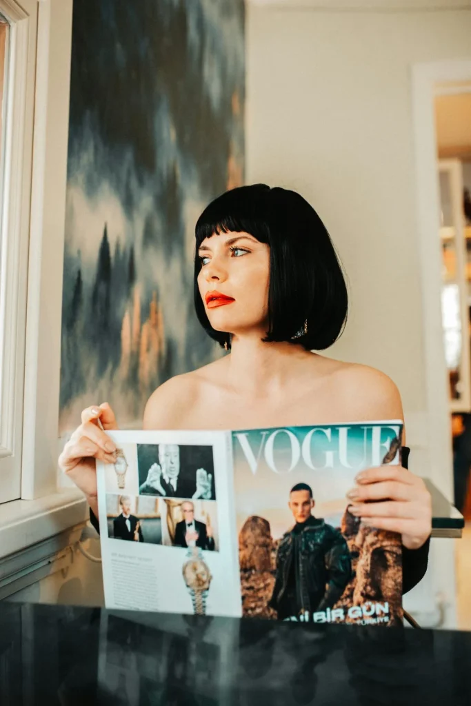 Frau mit präzisem schwarzem Box Bob und geradem Pony, eleganter kinnlanger Bob mit klarer Linie und starkem Statement-Look.