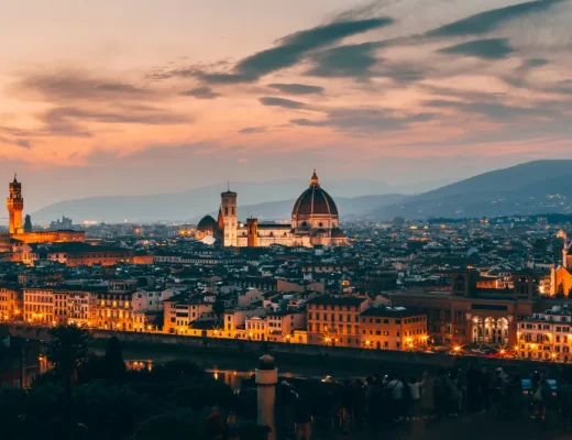 Ein atemberaubender Blick auf Florenz bei Sonnenuntergang, die Stadt der Kunst und Architektur