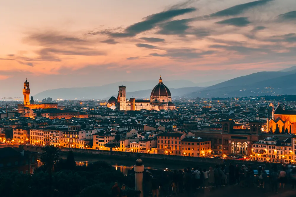 Ein atemberaubender Blick auf Florenz bei Sonnenuntergang, die Stadt der Kunst und Architektur