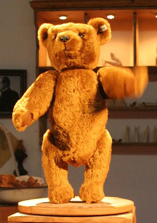 Steiff Teddybär historisches Kuscheltier im Museum mit beweglichen Gliedern