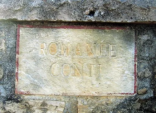 Romanée-Conti Schriftzug auf Steinmauer im Burgund – Symbol des teuersten Rotweins der Welt