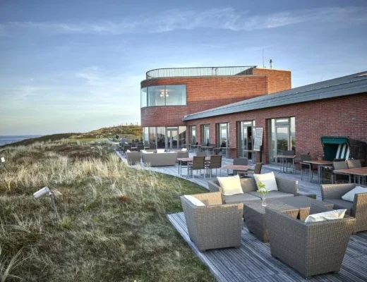 Luxushotel am Wasser in Deutschland – BUDERSAND Hotel Golf & Spa auf Sylt mit Terrasse in den Dünen nahe der Nordsee