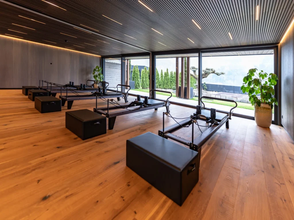 Reformer Pilates, Yoga und Meditation in den Andreus Resorts im Passeiertal in Südtirol als Teil des ganzheitlichen Aktiv- und Wellnessangebots.