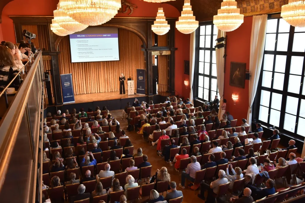Nina Ruge bei der 3. Turn Around Aging Konferenz 2026 im Münchner Künstlerhaus: Die Wissenschaftsjournalistin und Longevity-Expertin führte durch das Programm und setzte wichtige Impulse für mehr gesunde Lebensjahre.
