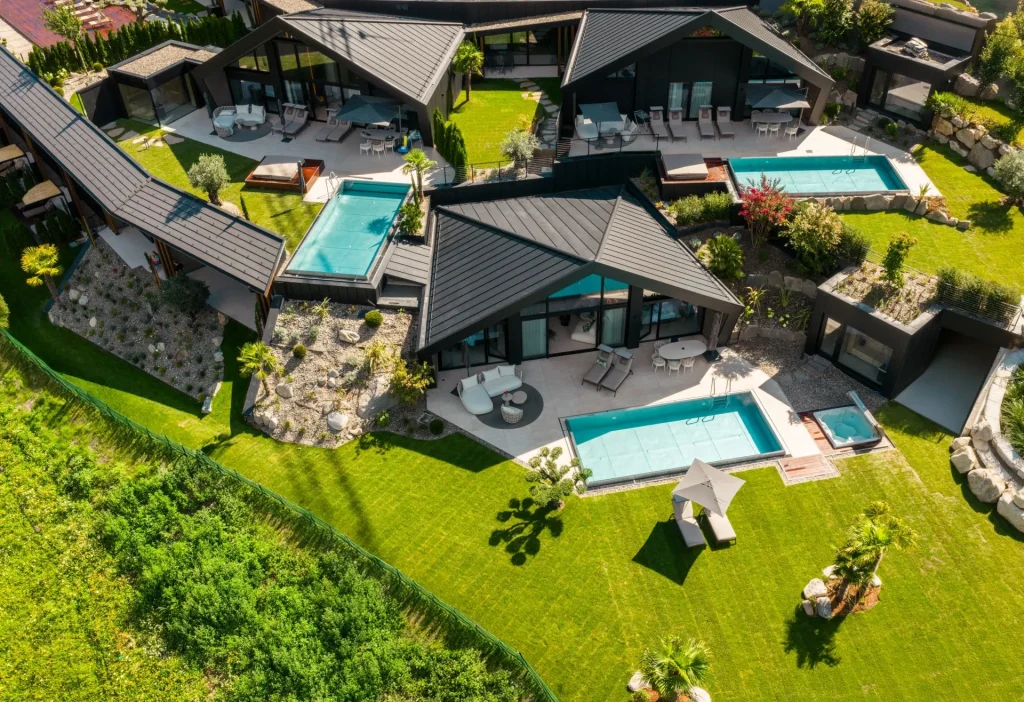 Sky Villa der Andreus Resorts Südtirol mit privater Terrasse, Infinity Pool, Sauna und exklusivem Wohnkomfort.