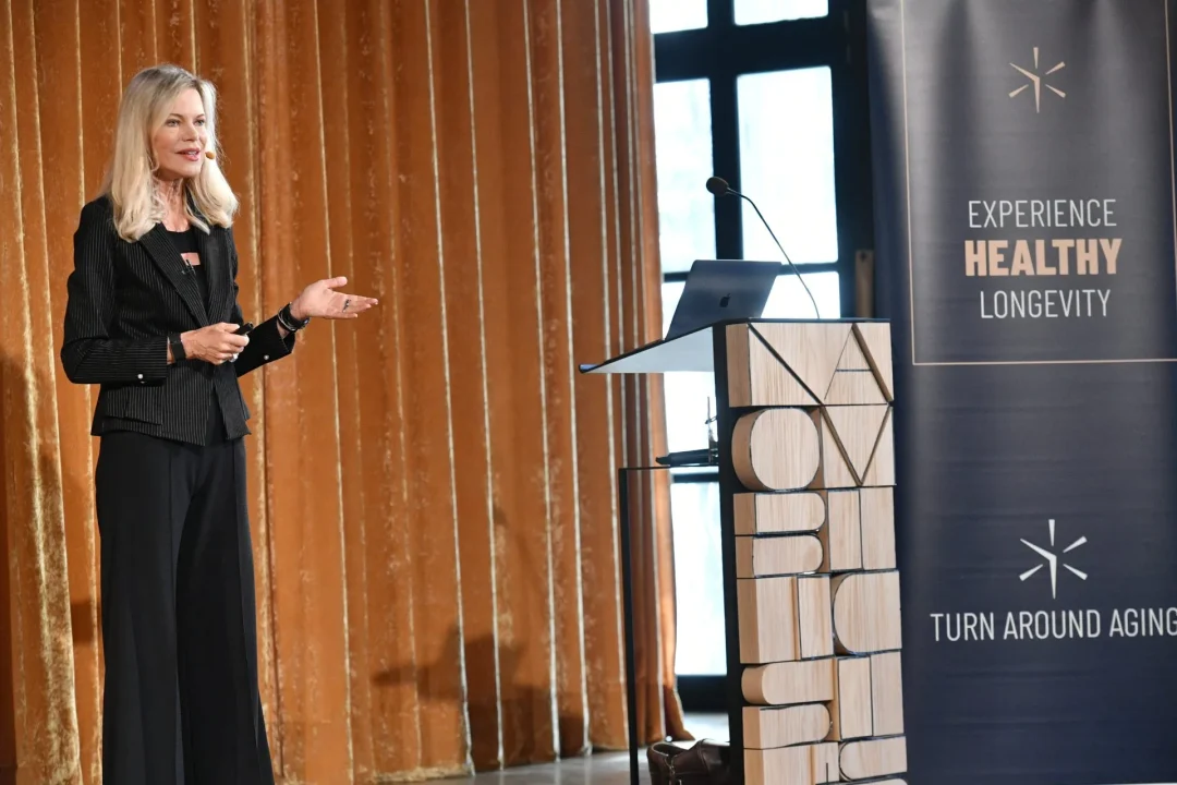 Eine Frau spricht auf einer Bühne über gesundes Älterwerden