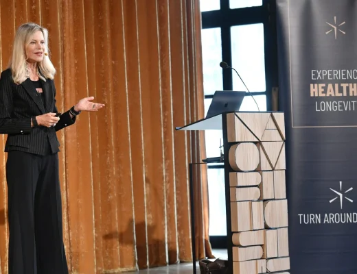 Eine Frau spricht auf einer Bühne über gesundes Älterwerden