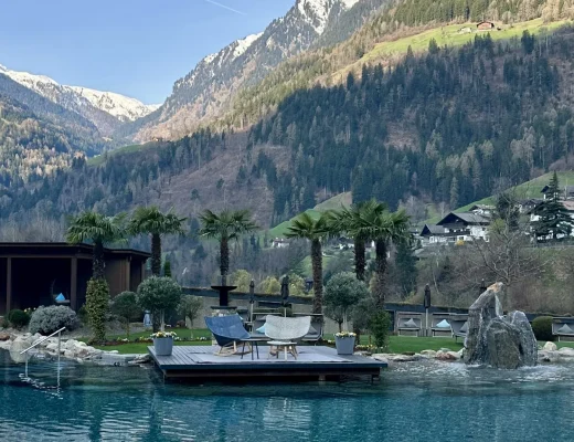 Ein luxuriöser Pool mit Blick auf die Berge