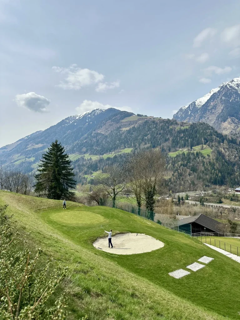 Golfplatz Passeier.Meran direkt an den Andreus Resorts in Südtirol mit Blick auf die Berglandschaft.