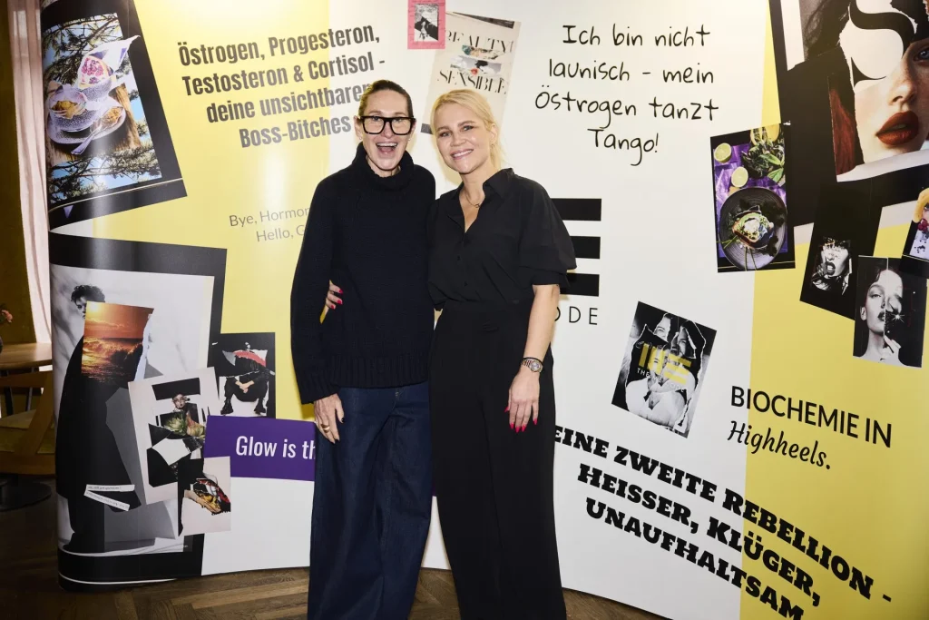 Autorin Jana Schmitt-Gau präsentiert ihr Buch „The Me Code“ bei der Buchpremiere im Cortiina Hotel München.