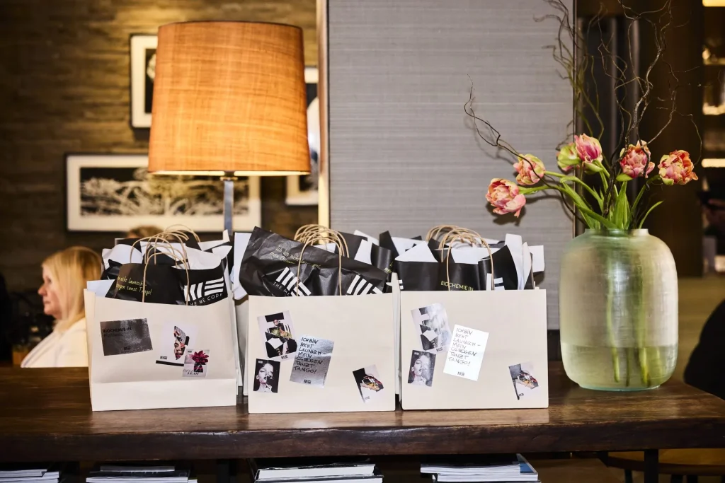 Jana Schmitt-Gau präsentiert ihr Buch „The Me Code“ bei der Buchpremiere im Cortiina Hotel München.