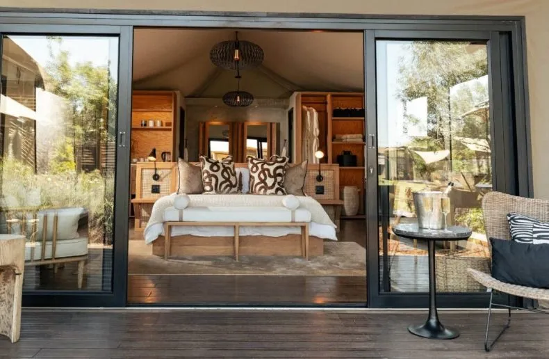 Luxus Safari Lodge Schlafzimmer mit Terrasse im Nzovu Rundu Camp in Sambia