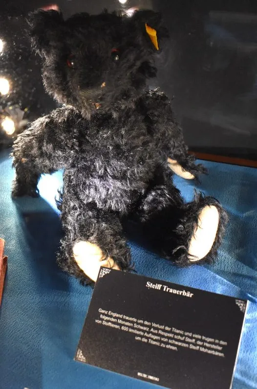 Schwarzer Steiff Trauerbär als seltenes Steiff Kuscheltier und historischer Teddybär