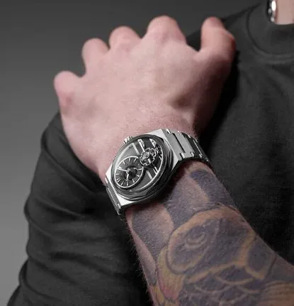 Christopher Ward C12 Loco am Handgelenk als moderne Ergänzung einer Uhrensammlung