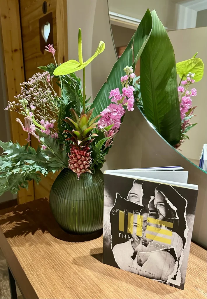 Jana Schmitt-Gau präsentiert ihr Buch „The Me Code“ bei der Buchpremiere im Cortiina Hotel München.