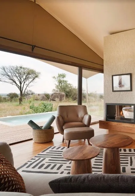 Luxus Safari Lodge Wohnzimmer mit Poolblick und Savanne in Tansania