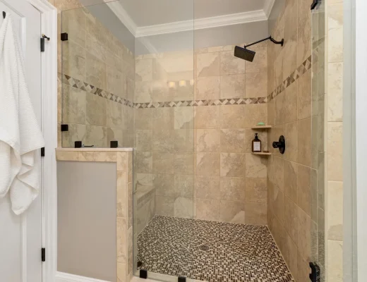 Eine moderne Walk-in-Dusche mit Glaswand und eleganten Armaturen