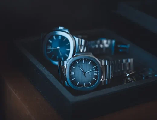 Zwei Luxusuhren in einer Schatulle