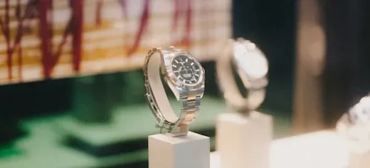 Eine Auswahl an Luxusuhren auf weißen Podesten