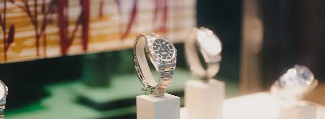 Luxusuhren Ausstellung mit verschiedenen Modellen als Inspiration für eine Uhrensammlung