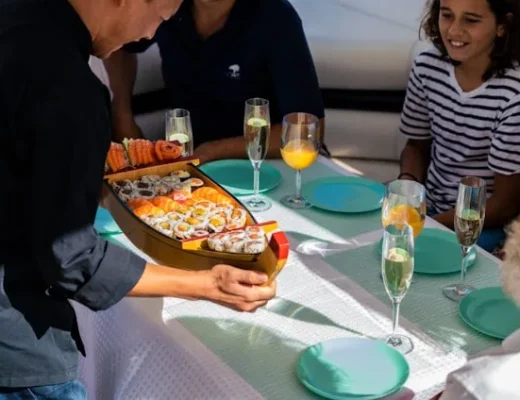 Ein Mann serviert Sushi auf einer Luxus-Yacht