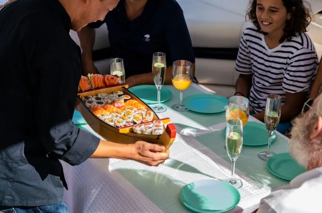 Luxus-Yacht Kulinarik Sushi wird an Bord serviert