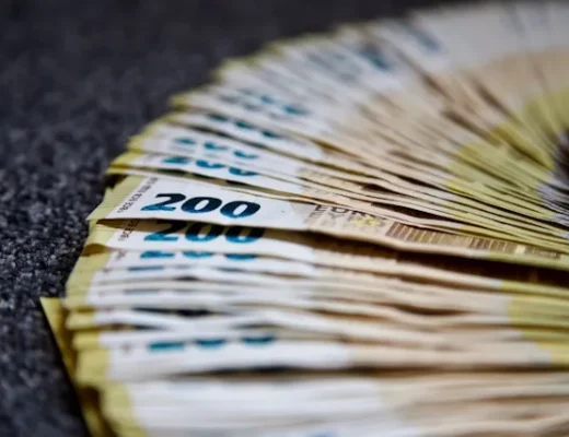 Fächer aus 200-Euro-Banknoten auf dunklem Untergrund