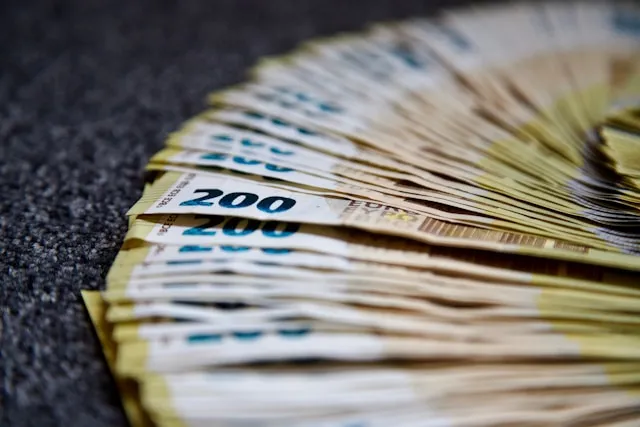 Fächer aus 200-Euro-Banknoten auf dunklem Untergrund