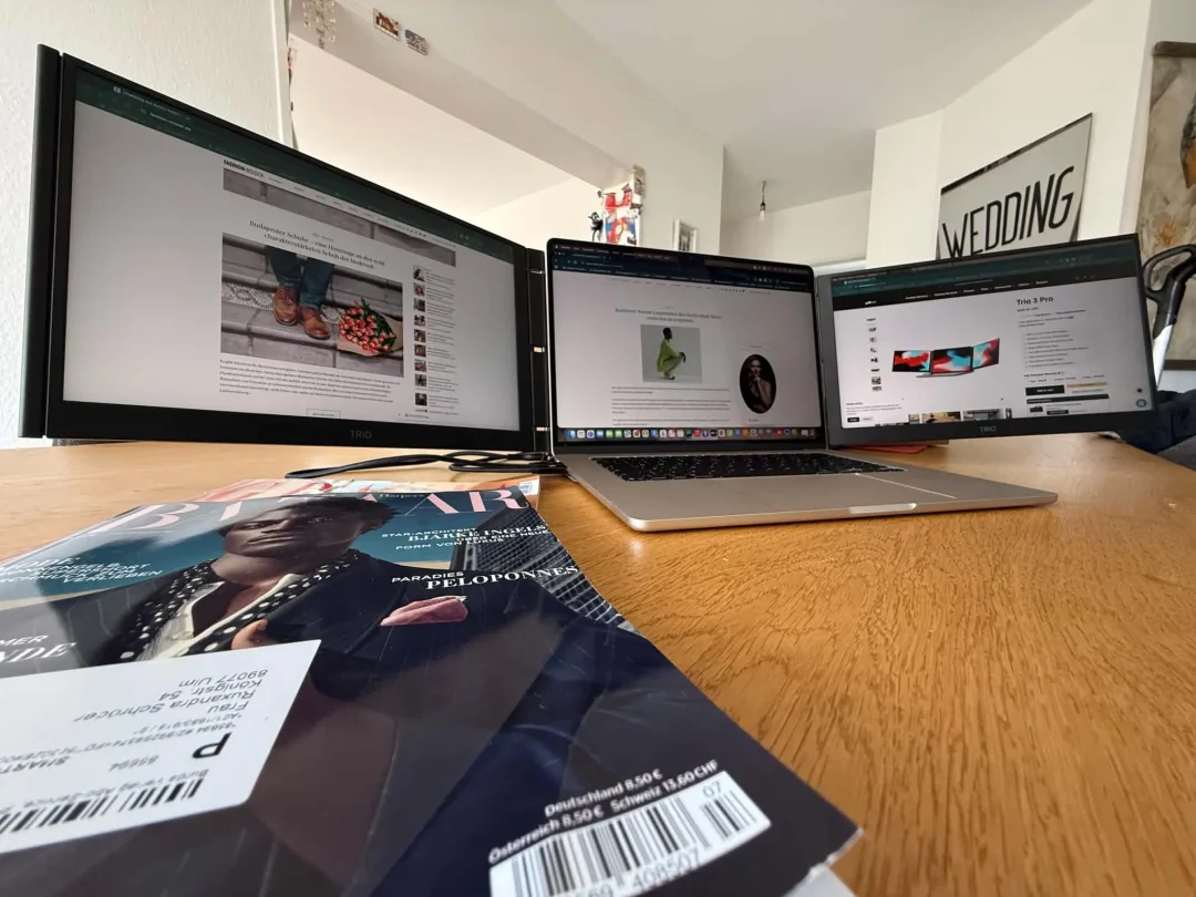 Arbeitsplatz mit drei Monitoren