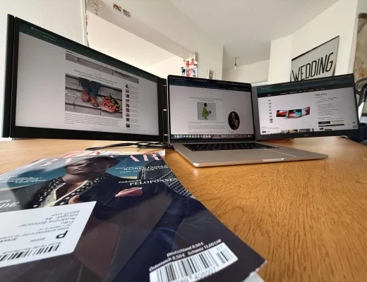 Arbeitsplatz mit drei Monitoren