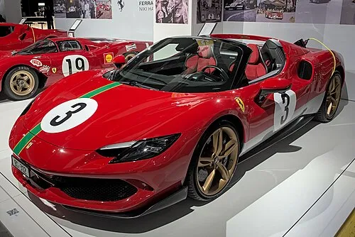Ferrari 296 GTS in Rosso Corsa mit geöffnetem Hardtop auf Automobilausstellung