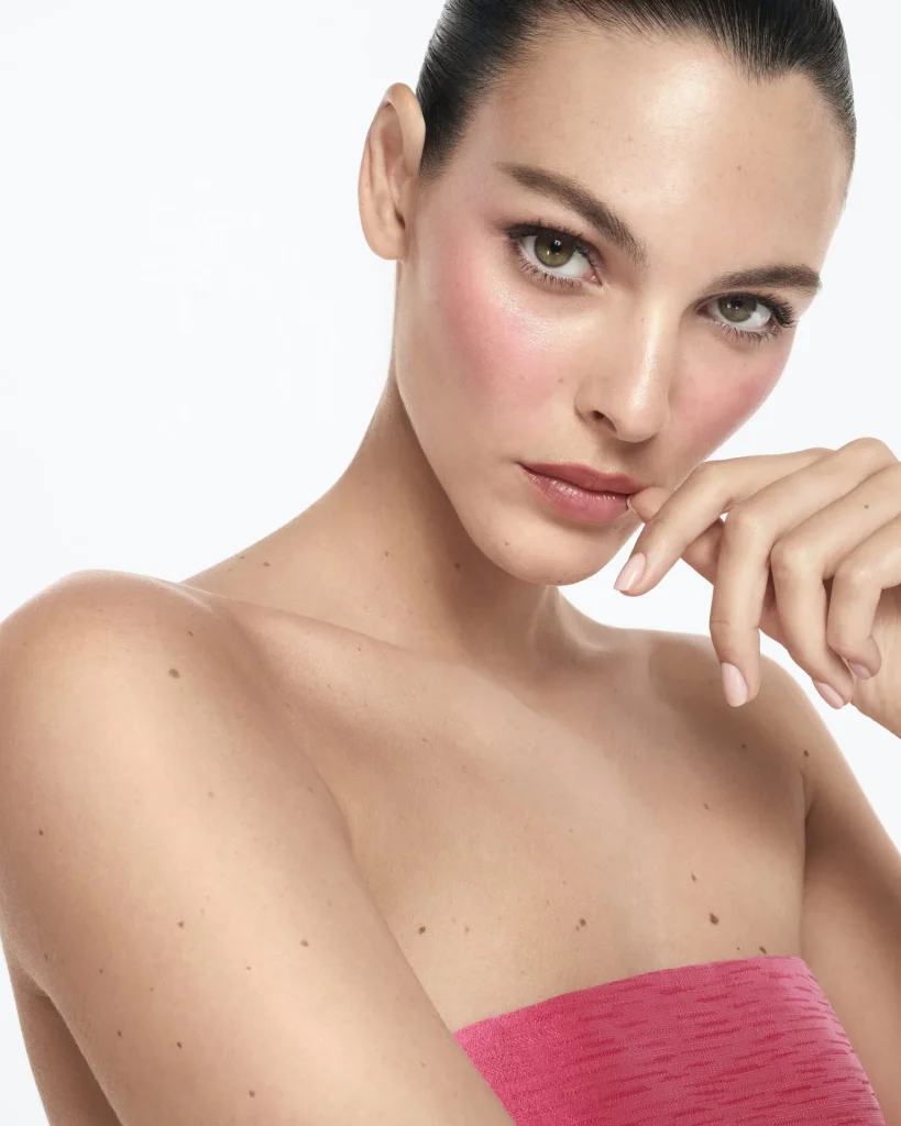 Vittoria Ceretti als neue Armani beauty Global Make-up Ambassador mit natürlichem Glow-Look