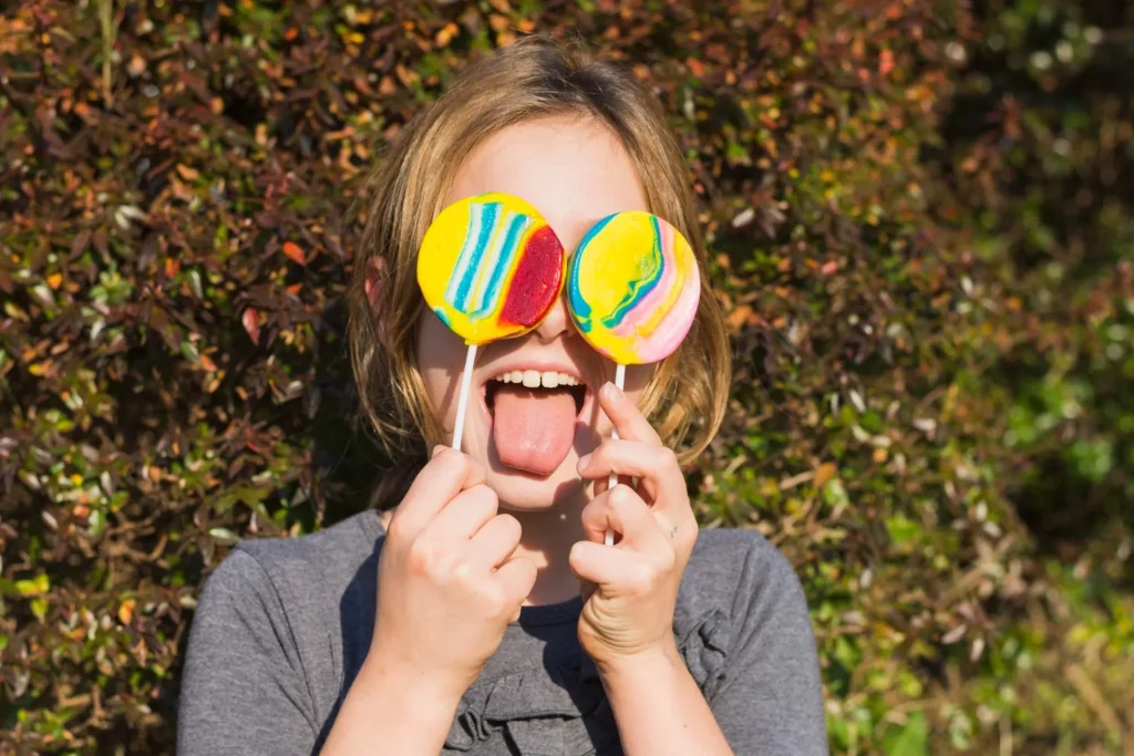 Kind mit bunten Lollis beim Kinder- und Heimatfest Laupheim