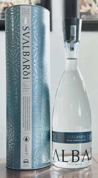 Svalbarði Polar Iceberg Water aus Spitzbergen in exklusiver Glasflasche mit dekorativer Geschenkverpackung
