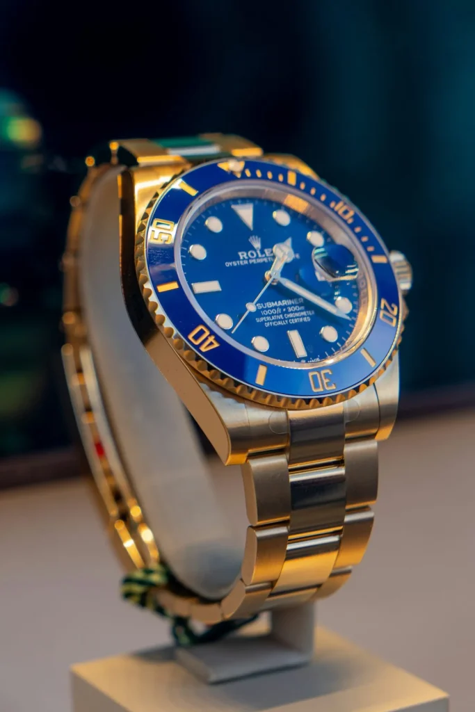 Rolex Submariner mit blauem Zifferblatt und blauer Keramiklünette auf einem Uhrenständer in Nahaufnahme
