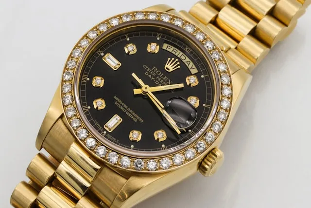 Rolex Day-Date aus Gelbgold mit schwarzem Zifferblatt und diamantbesetzter Lünette in Nahaufnahme